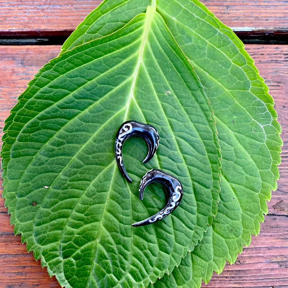 🌈 3/$20 Small Gauge Unique Tapered Drop Black & White Buffalo Horn Earrings